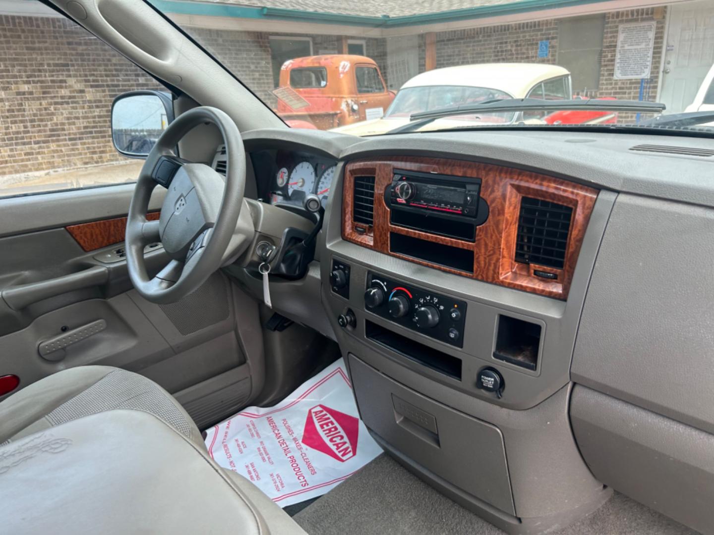 2006 Red /Beige Dodge Ram 1500 (1D7HU18N36S) with an 4.7L V8 F OHV engine, Automatic transmission, located at 1687 Business 35 S, New Braunfels, TX, 78130, (830) 625-7159, 29.655487, -98.051491 - Photo#12